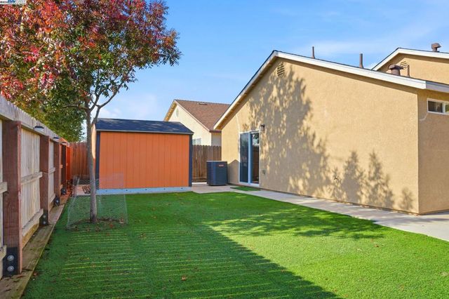 296 Dena Ct, Merced, CA 95341