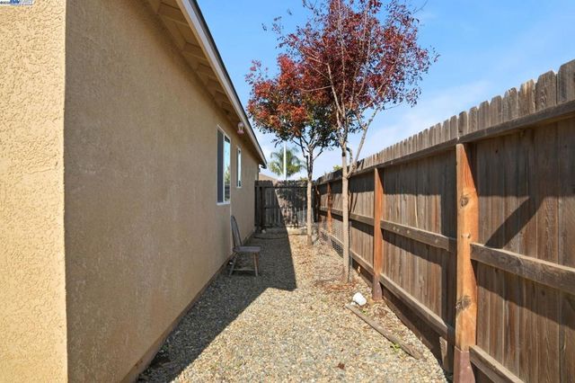 296 Dena Ct, Merced, CA 95341
