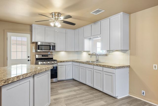 1200-A N North St, Kerrville, TX 78028