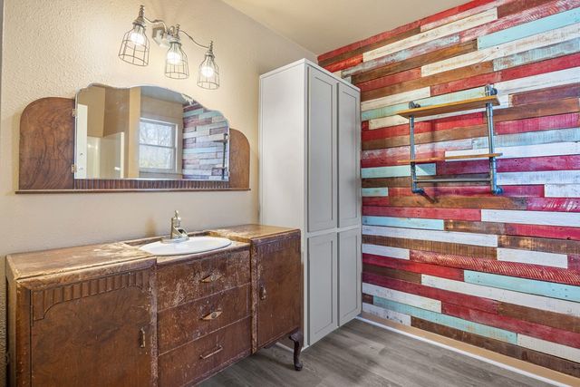 1200-A N North St, Kerrville, TX 78028