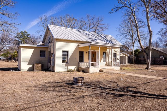 1200-A N North St, Kerrville, TX 78028
