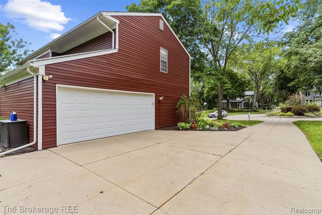 5539 Brompton Court, West Bloomfield, MI 48322