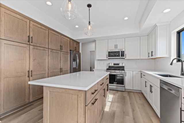 805 Viewpoint AVENUE, Waukesha, WI 53188