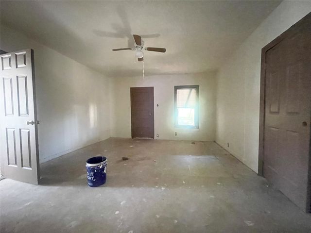 863 4th Street SW, Paris, TX 75460