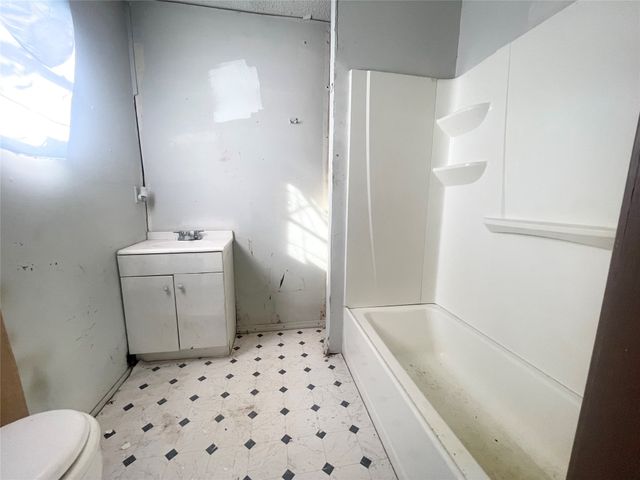 863 4th Street SW, Paris, TX 75460