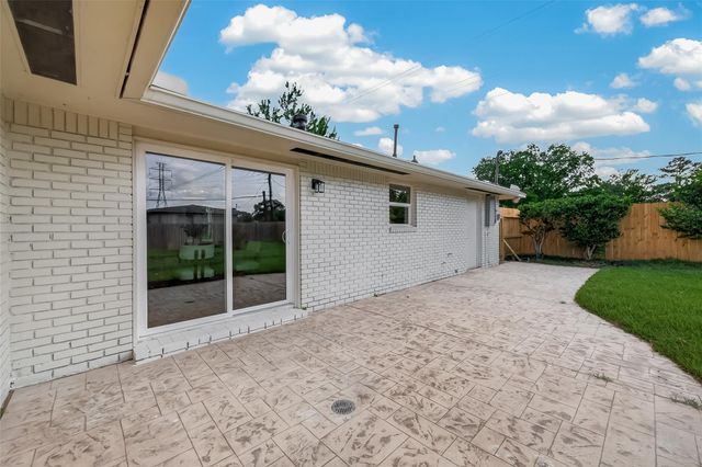 10966 Shadow Wood Dr, Houston, TX 77043