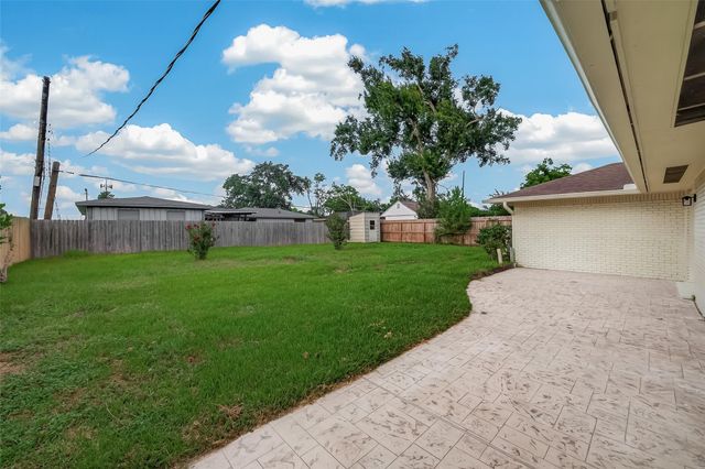 10966 Shadow Wood Dr, Houston, TX 77043
