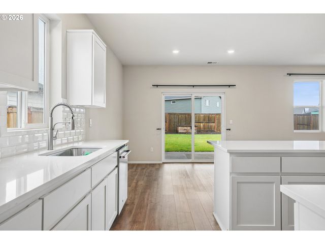 4889 NAVIGATION Ave Ne, Salem, OR 97305