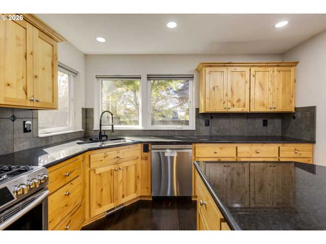 2137 N LEGACY Dr, Newberg, OR 97132