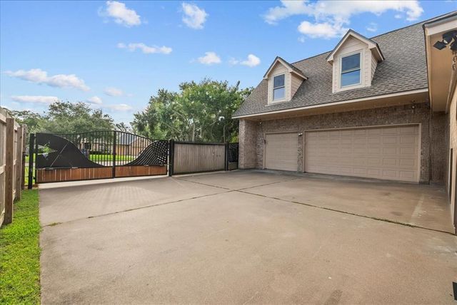 704 Heritage Oaks Drive, Angleton, TX 77515