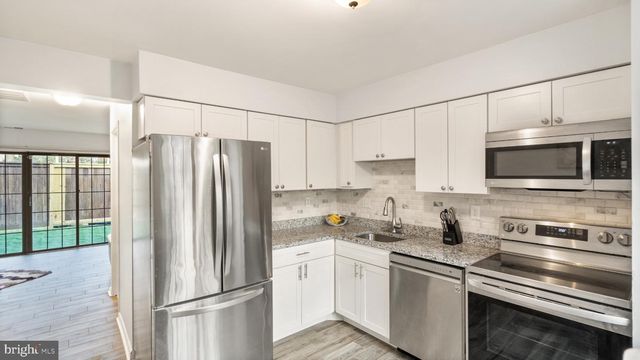 2017 HEADLANDS CIR, Reston, VA 20191