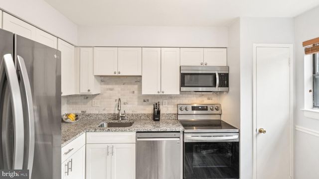 2017 HEADLANDS CIR, Reston, VA 20191