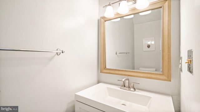 2017 HEADLANDS CIR, Reston, VA 20191