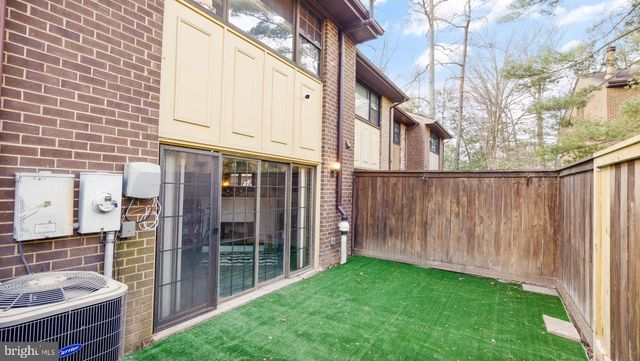 2017 HEADLANDS CIR, Reston, VA 20191