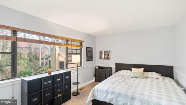 2017 HEADLANDS CIR, Reston, VA 20191