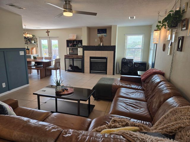 21 Juniper Avenue, Los Lunas, NM 87031