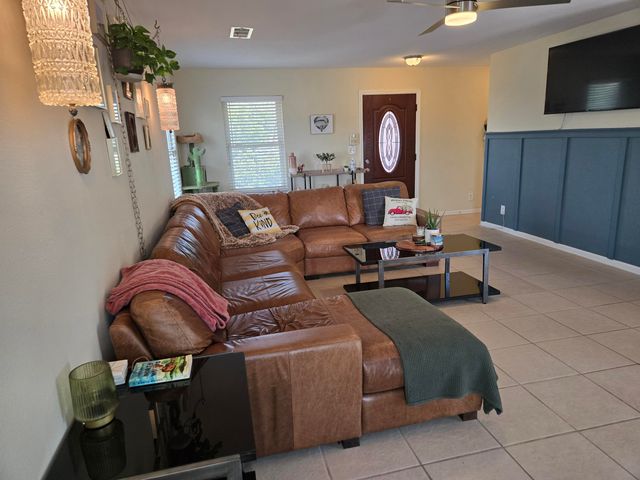 21 Juniper Avenue, Los Lunas, NM 87031