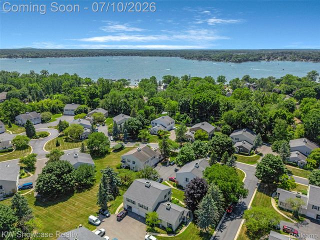 1424 Harbor Drive, Walled Lake, MI 48390