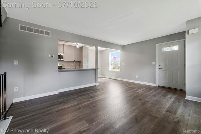 1424 Harbor Drive, Walled Lake, MI 48390