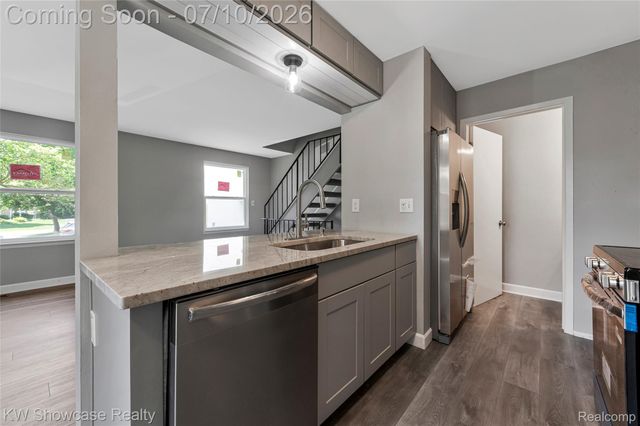 1424 Harbor Drive, Walled Lake, MI 48390
