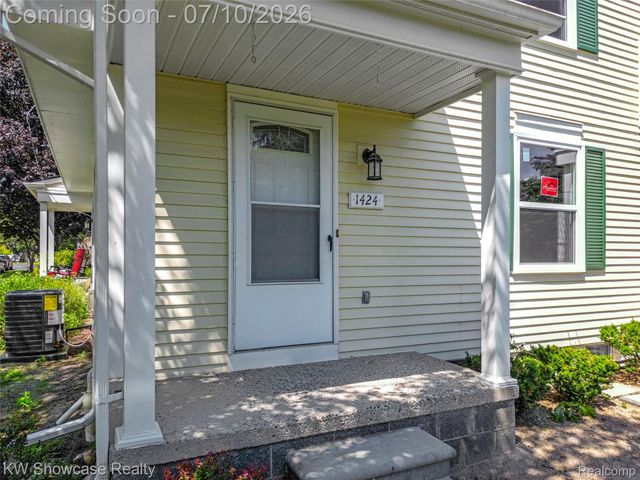 1424 Harbor Drive, Walled Lake, MI 48390