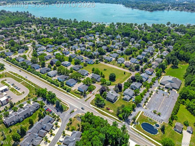 1424 Harbor Drive, Walled Lake, MI 48390