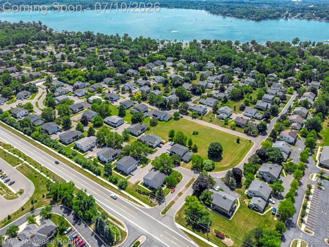 1424 Harbor Drive, Walled Lake, MI 48390