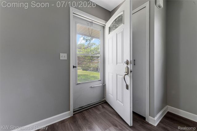 1424 Harbor Drive, Walled Lake, MI 48390