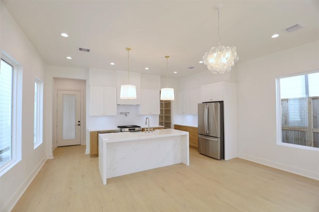 136 E 37th Street, Houston, TX 77018