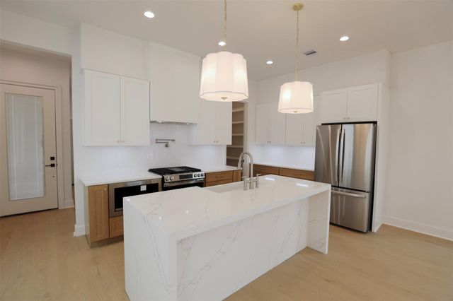 136 E 37th Street, Houston, TX 77018