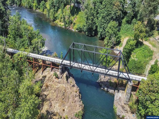 328 S 1st St, Mill City, OR 97360