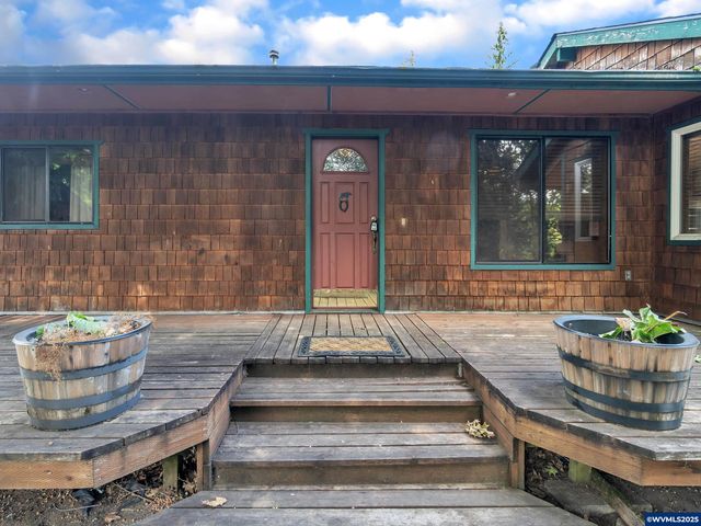 328 S 1st St, Mill City, OR 97360