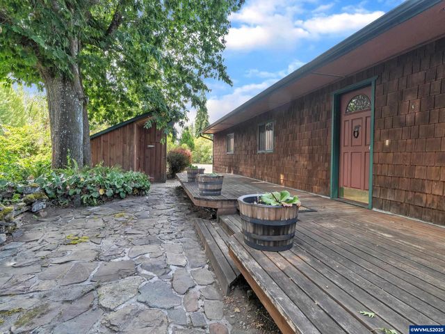 328 S 1st St, Mill City, OR 97360