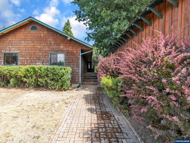 328 S 1st St, Mill City, OR 97360