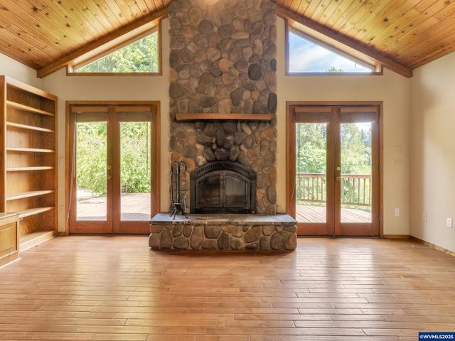 328 S 1st St, Mill City, OR 97360