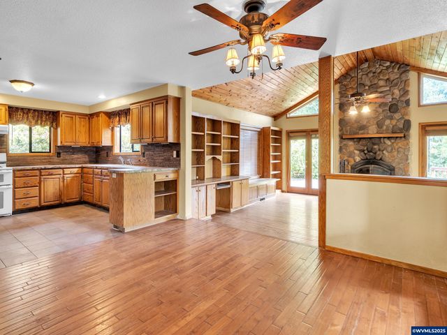 328 S 1st St, Mill City, OR 97360