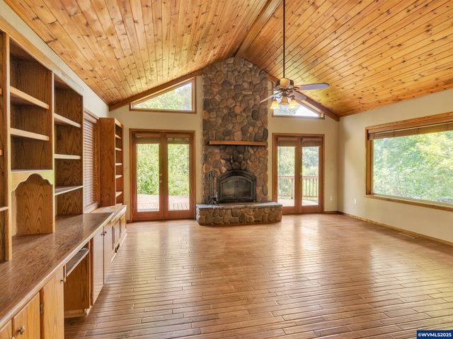 328 S 1st St, Mill City, OR 97360