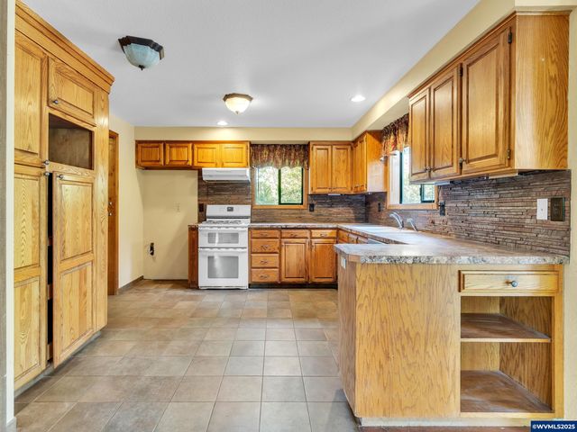 328 S 1st St, Mill City, OR 97360