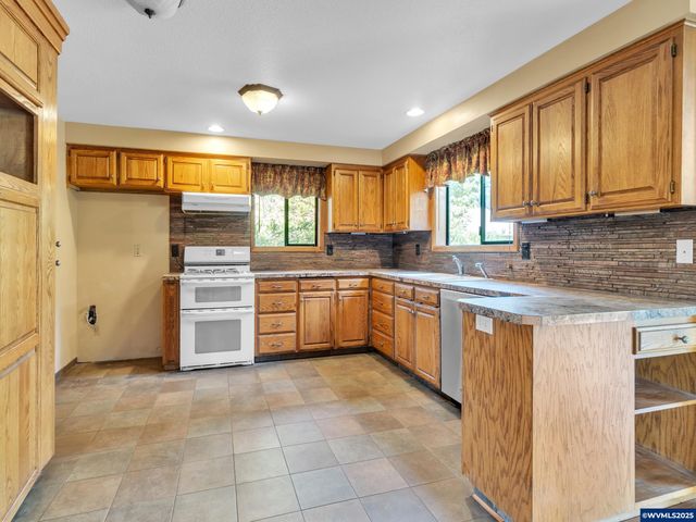 328 S 1st St, Mill City, OR 97360