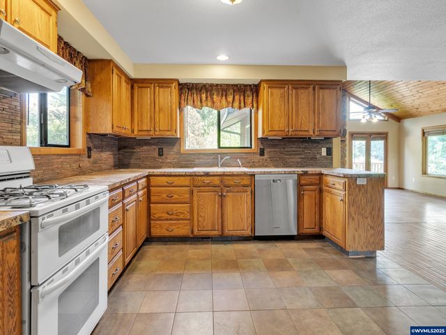 328 S 1st St, Mill City, OR 97360