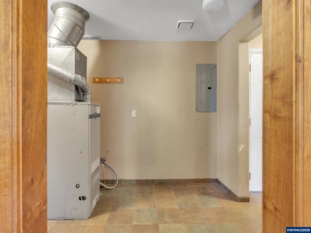 328 S 1st St, Mill City, OR 97360