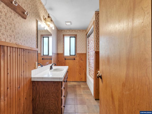 328 S 1st St, Mill City, OR 97360