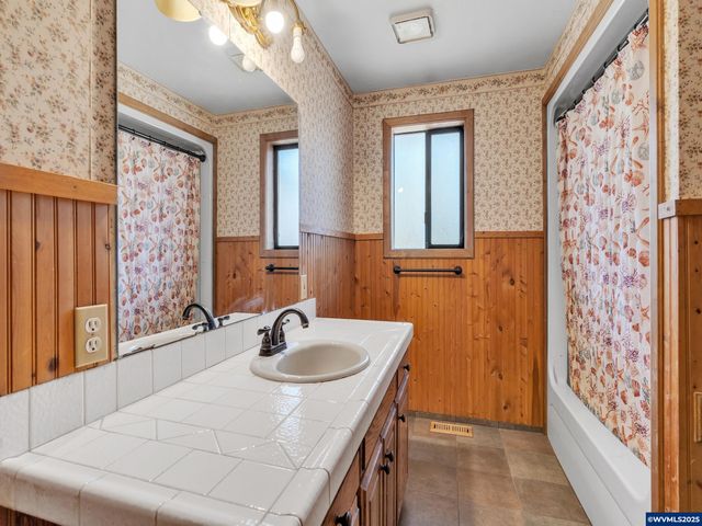 328 S 1st St, Mill City, OR 97360