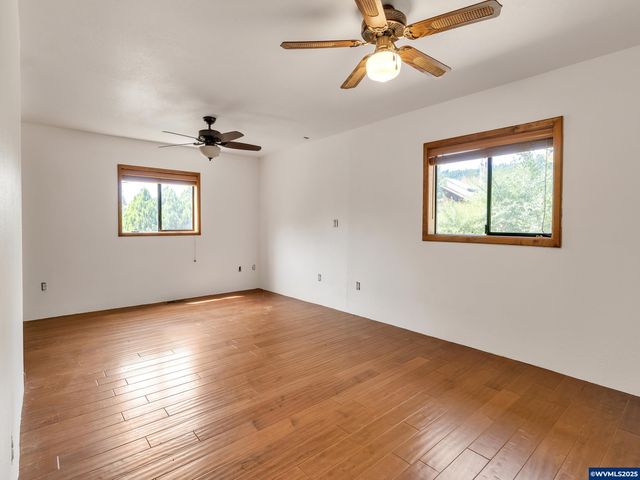 328 S 1st St, Mill City, OR 97360