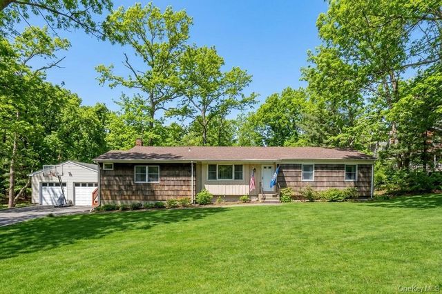 34 Giant Oak Road, Ridge, NY 11961
