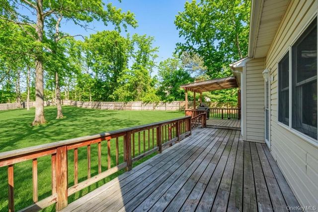 34 Giant Oak Road, Ridge, NY 11961