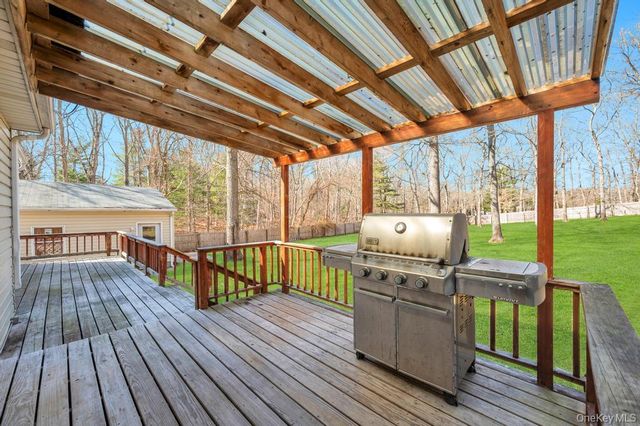 34 Giant Oak Road, Ridge, NY 11961