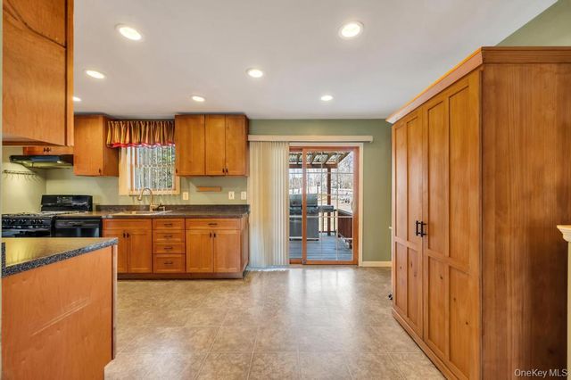 34 Giant Oak Road, Ridge, NY 11961