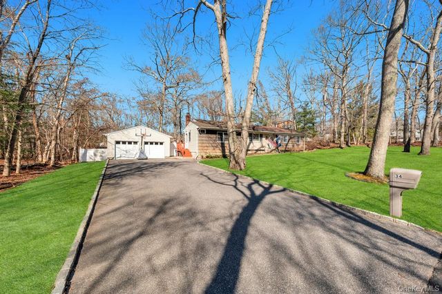 34 Giant Oak Road, Ridge, NY 11961