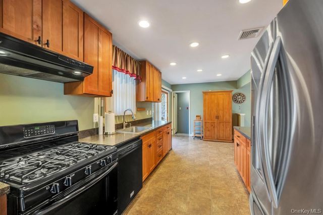 34 Giant Oak Road, Ridge, NY 11961